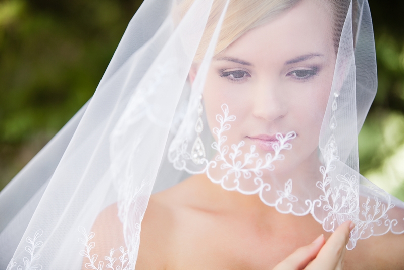 Stay classy with minimal make up for your wedding day. 